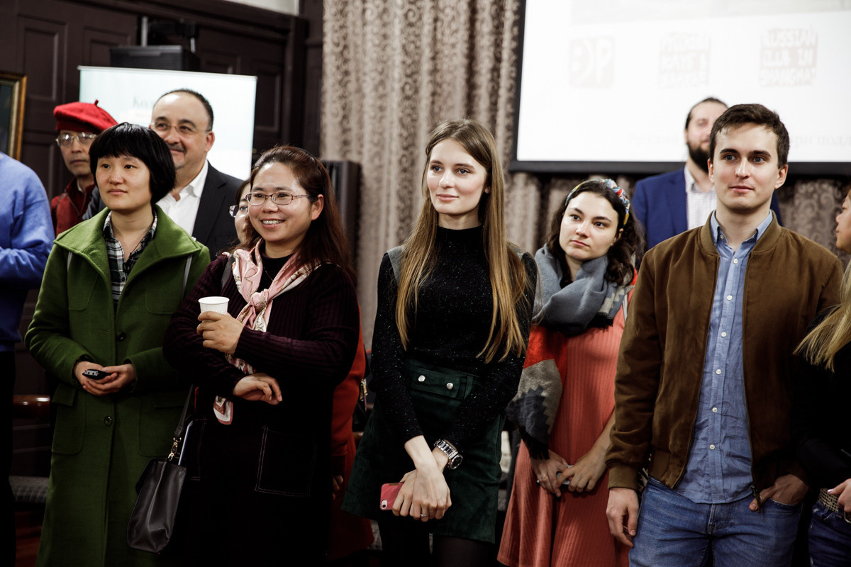 Выставка частной коллекции картин русских художников в консульстве РФ. Фотограф в Шанхае — Лола Пидлуская