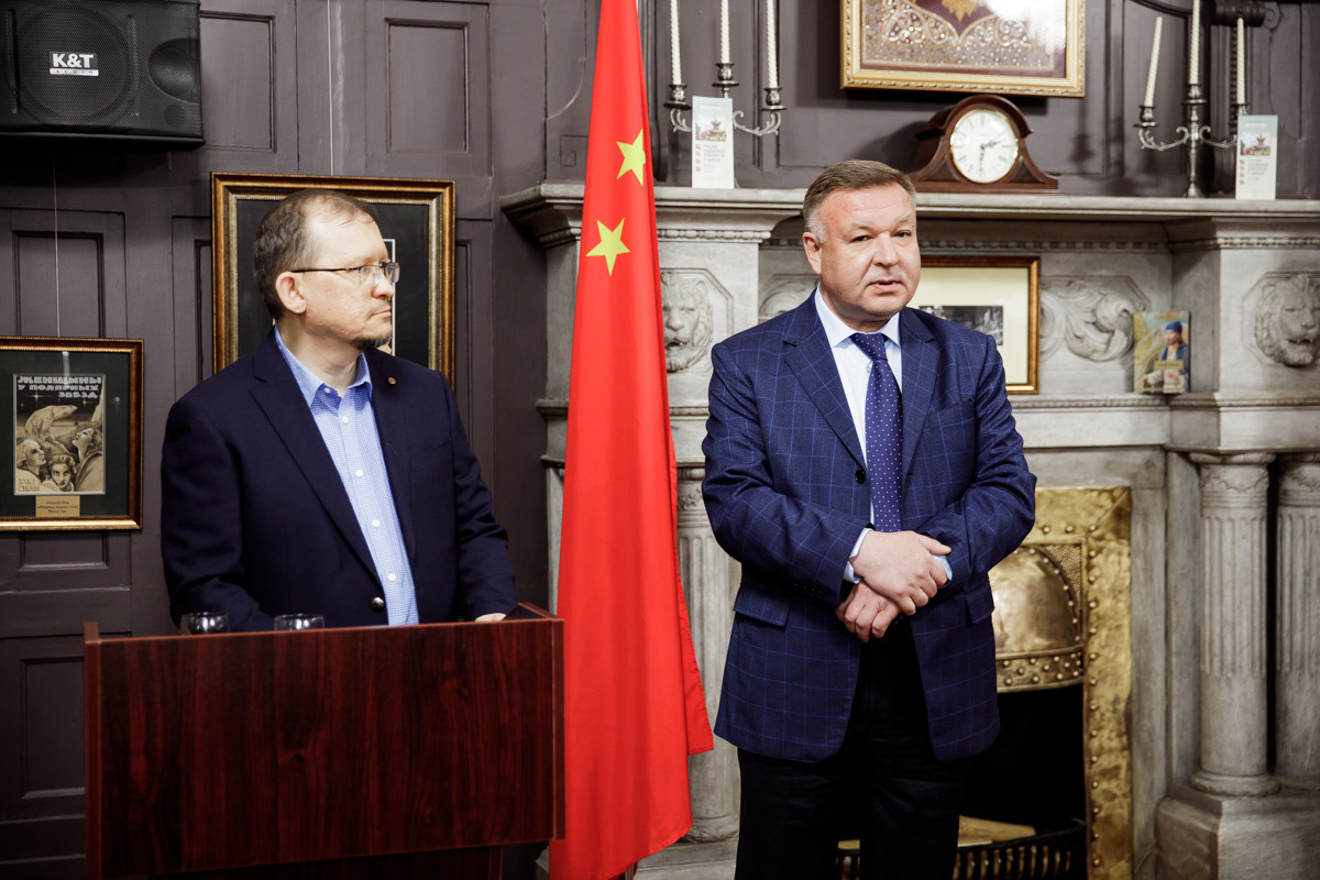 Выставка частной коллекции картин русских художников в консульстве РФ. Фотограф в Шанхае — Лола Пидлуская