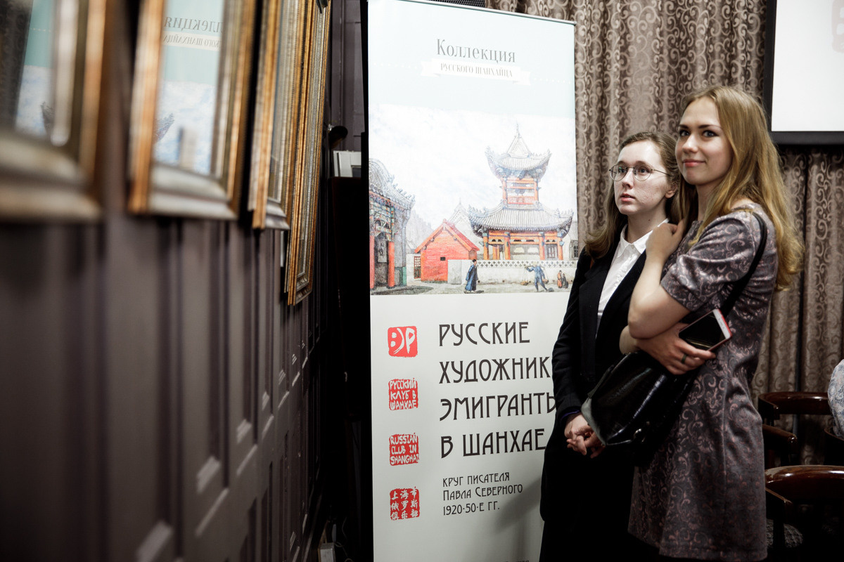 Выставка частной коллекции картин русских художников в консульстве РФ. Фотограф в Шанхае — Лола Пидлуская