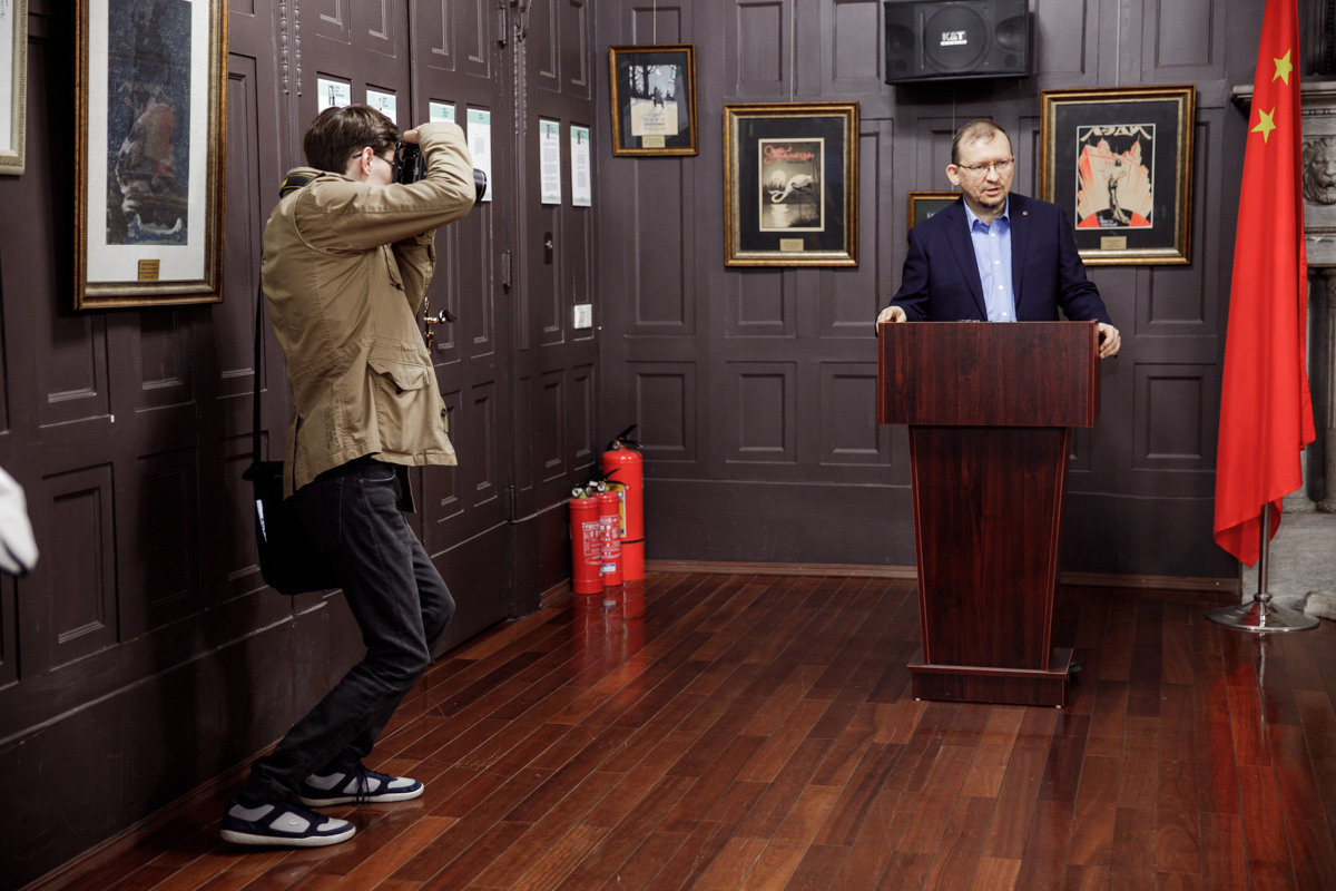 Выставка частной коллекции картин русских художников в консульстве РФ. Фотограф в Шанхае — Лола Пидлуская