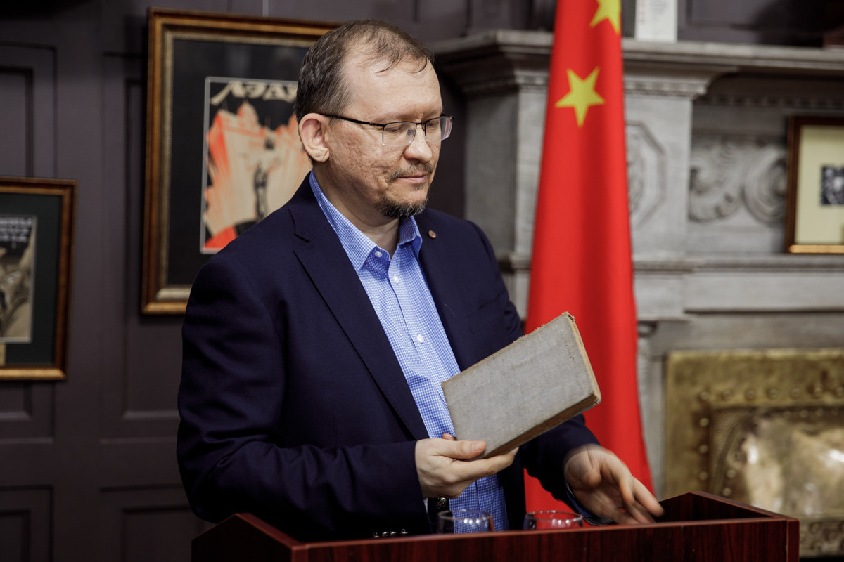 Выставка частной коллекции картин русских художников в консульстве РФ. Фотограф в Шанхае — Лола Пидлуская