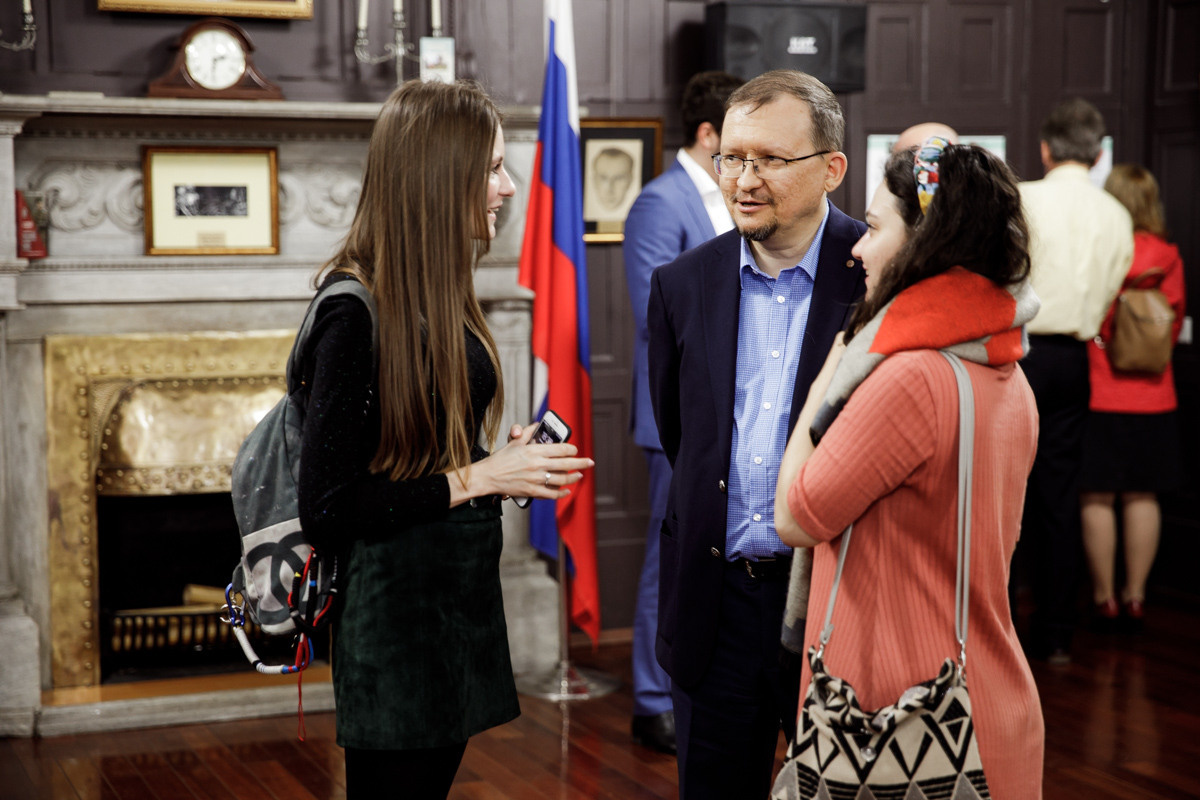 Выставка частной коллекции картин русских художников в консульстве РФ. Фотограф в Шанхае — Лола Пидлуская