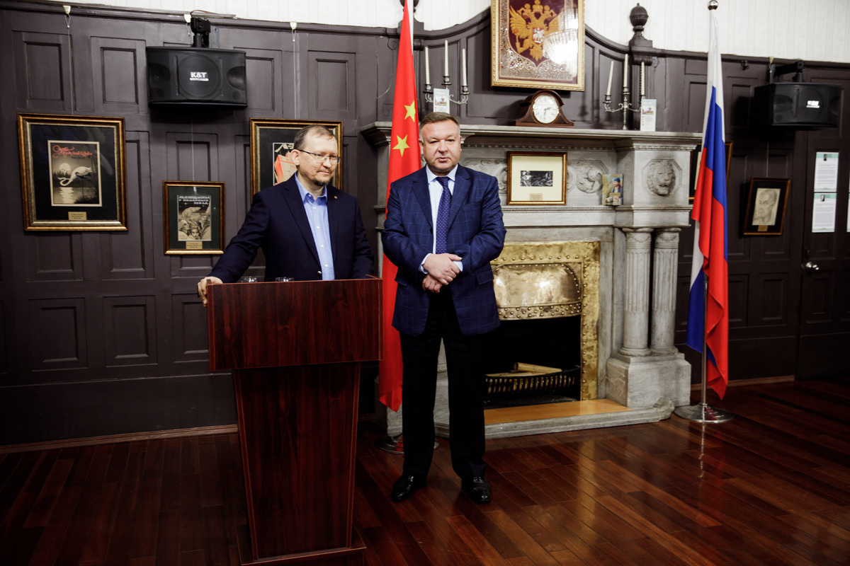 Выставка частной коллекции картин русских художников в консульстве РФ. Фотограф в Шанхае — Лола Пидлуская