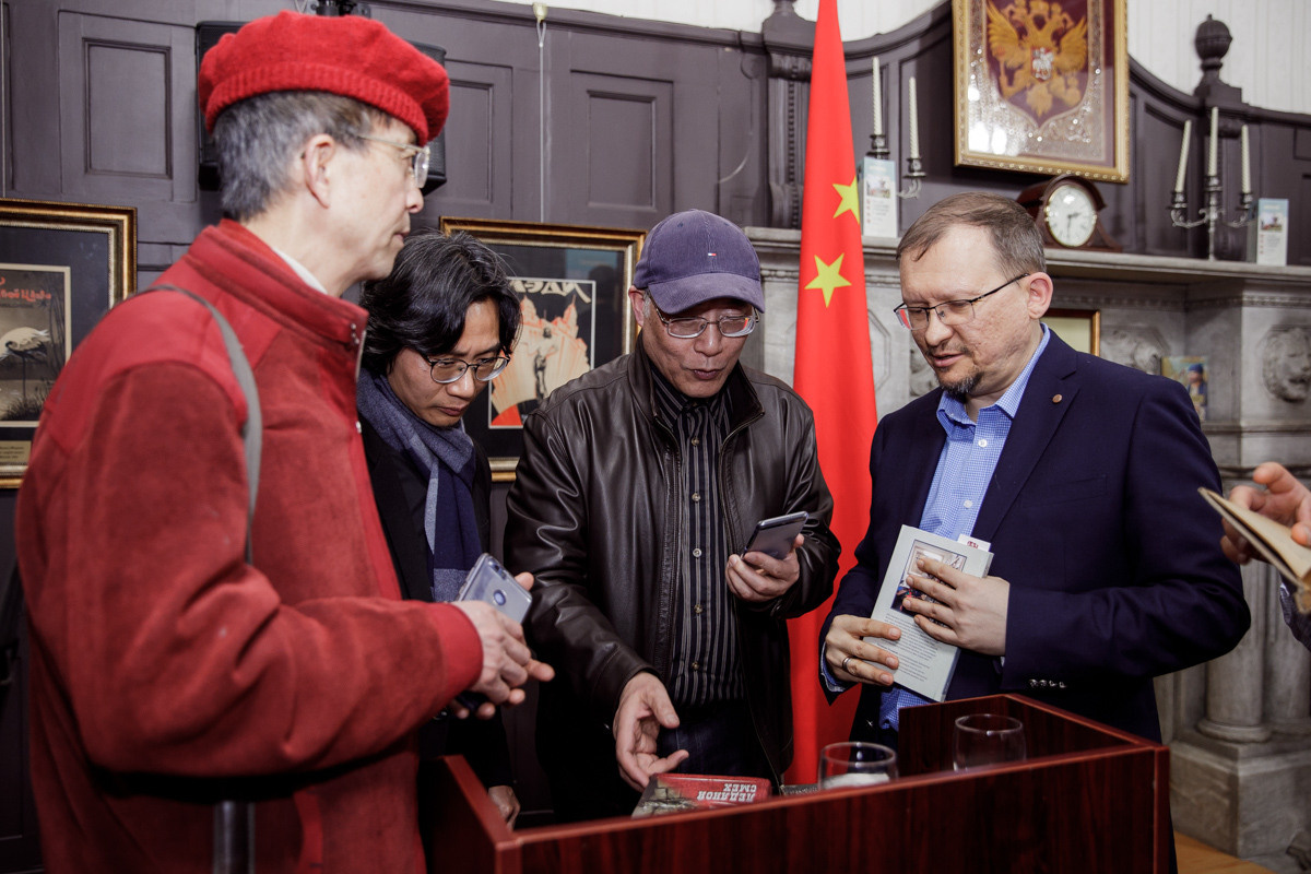 Выставка частной коллекции картин русских художников в консульстве РФ. Фотограф в Шанхае — Лола Пидлуская