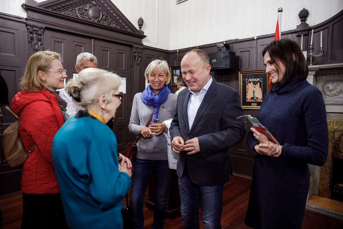 Выставка частной коллекции картин русских художников в консульстве РФ. Фотограф в Шанхае — Лола Пидлуская