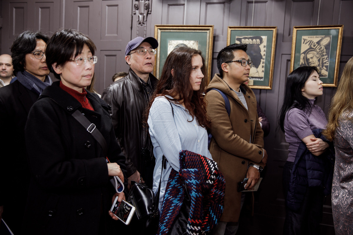 Выставка частной коллекции картин русских художников в консульстве РФ. Фотограф в Шанхае — Лола Пидлуская