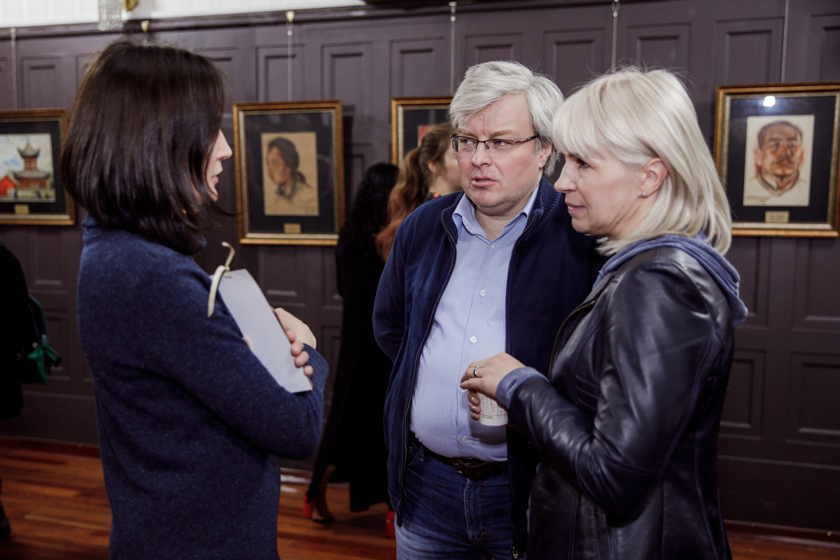 Выставка частной коллекции картин русских художников в консульстве РФ. Фотограф в Шанхае — Лола Пидлуская