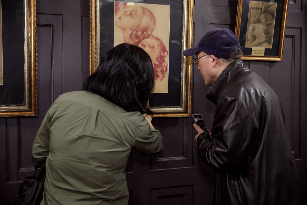 Выставка частной коллекции картин русских художников в консульстве РФ. Фотограф в Шанхае — Лола Пидлуская