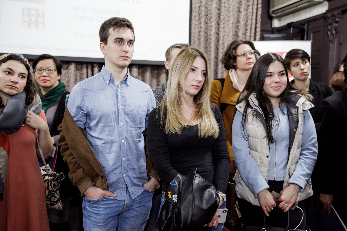 Выставка частной коллекции картин русских художников в консульстве РФ. Фотограф в Шанхае — Лола Пидлуская