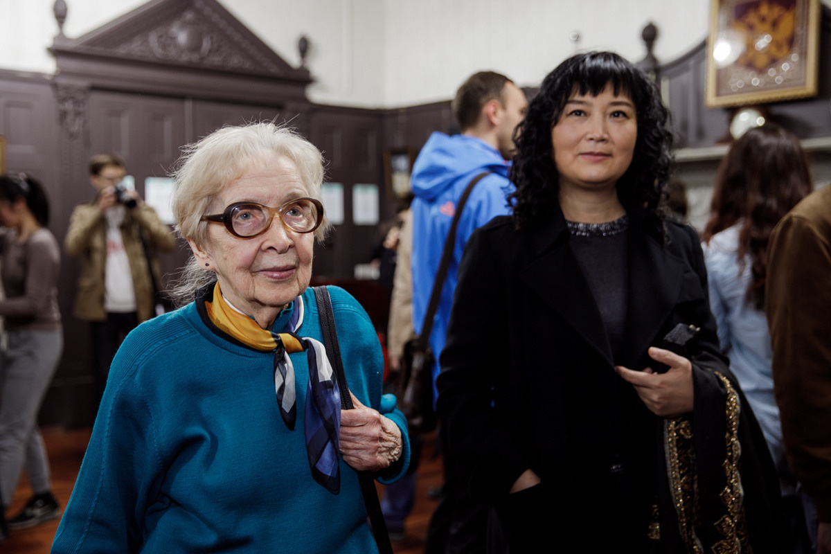 Выставка частной коллекции картин русских художников в консульстве РФ. Фотограф в Шанхае — Лола Пидлуская