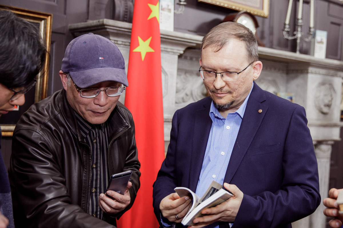 Выставка частной коллекции картин русских художников в консульстве РФ. Фотограф в Шанхае — Лола Пидлуская