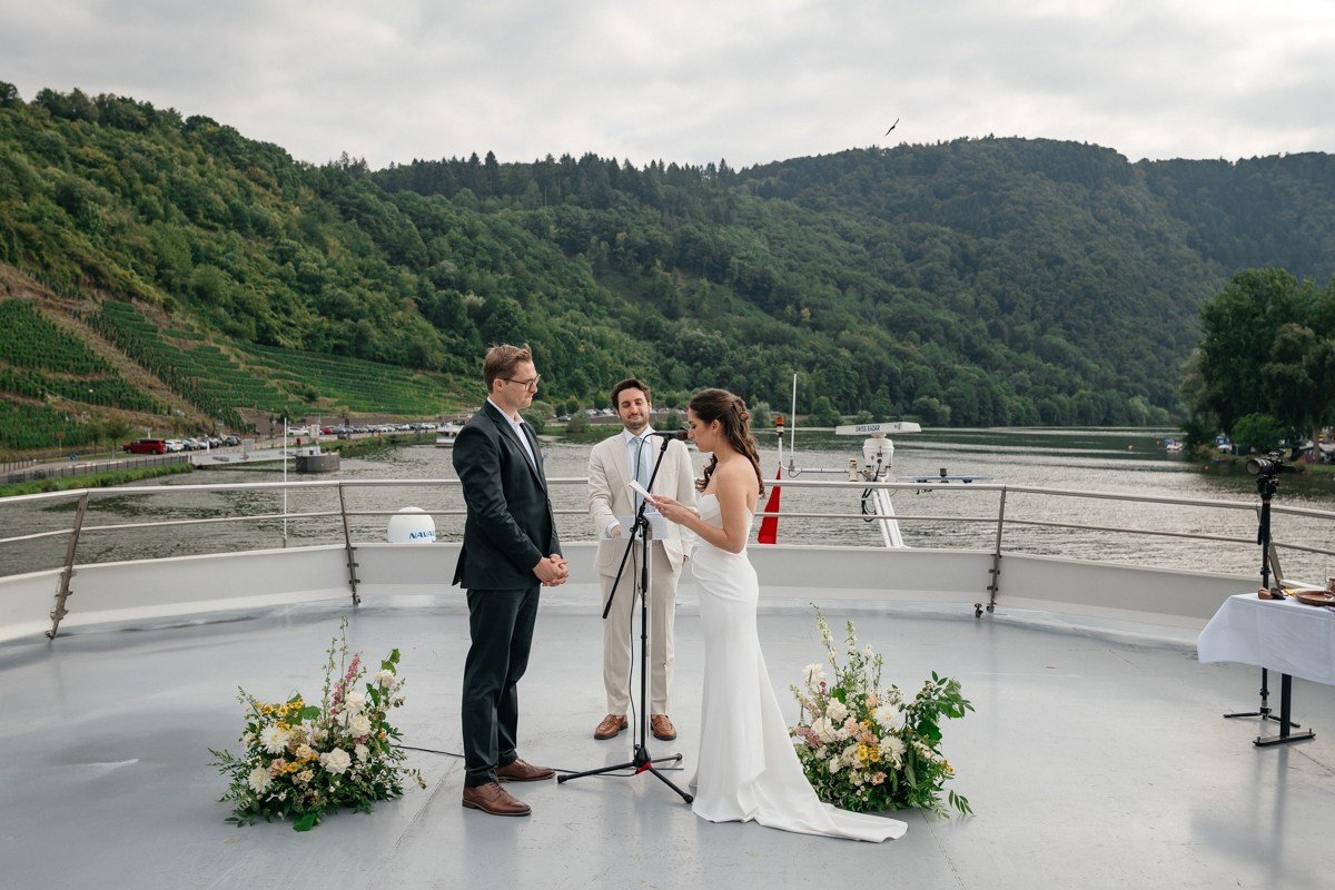 Wedding on a Boat on Mosel River in Beilstein. Wedding photographer & videographer in Germany and Frankfurt | Denis Mirosnik