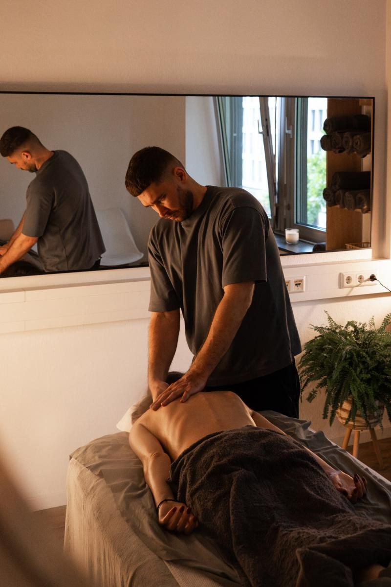 Rückenmassage Köln – Verspannungen lösen & Entspannung. Wellnessmassage & Massage Köln – Entspannung, Rückenmassage & Aromaölmassage