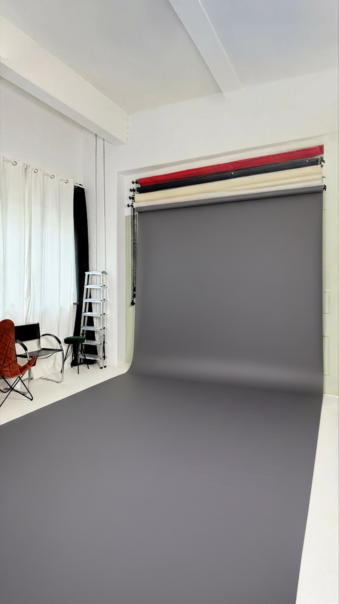 Papier-Hintergrund Grau im Fotostudio Aesthetic Space München – klassisch neutral für Business Portraits und Produktfotografie