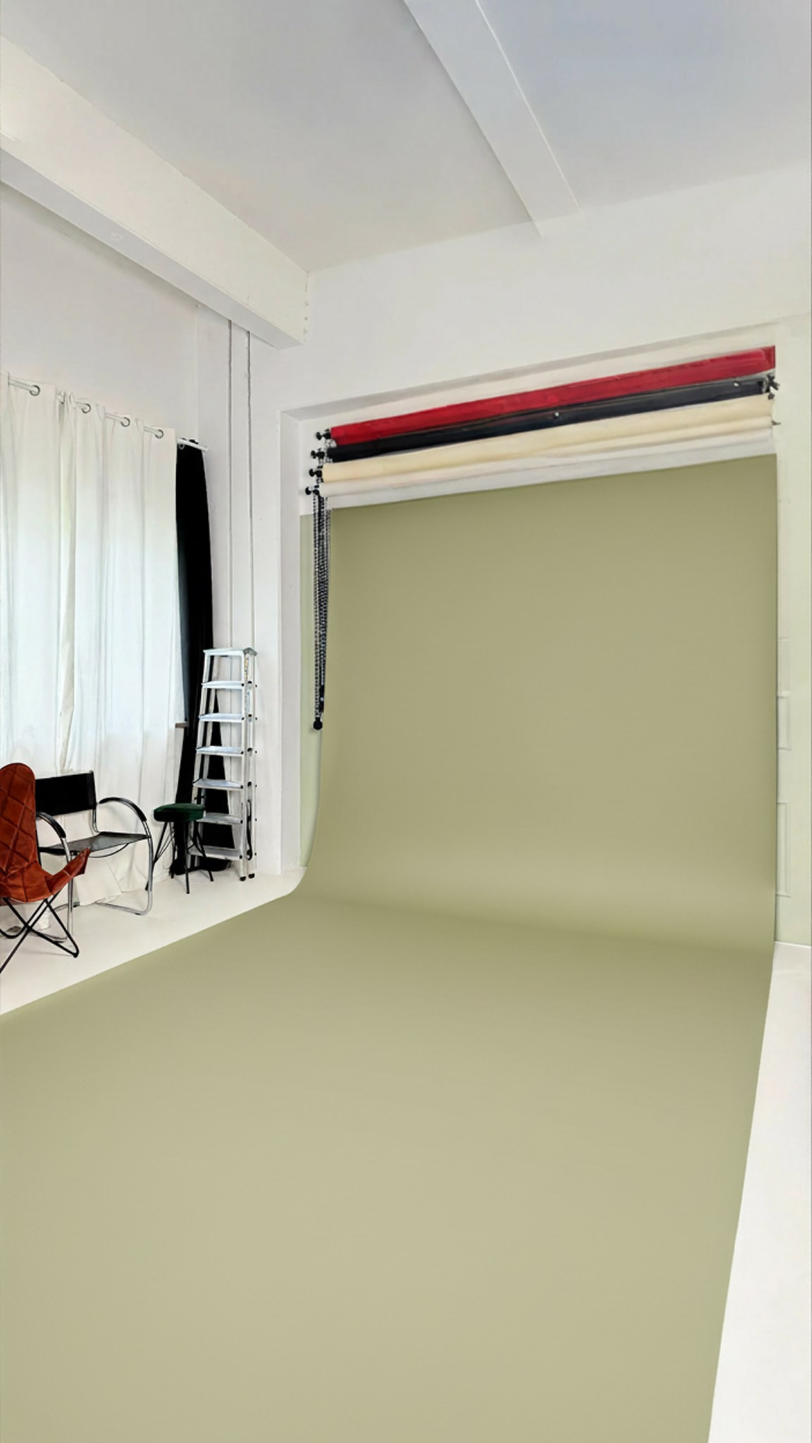 Papier-Hintergrund Olive im Fotostudio Aesthetic Space München – geerdet und warm für Lifestyle Fashion und Naturkosmetik-Kampagnen