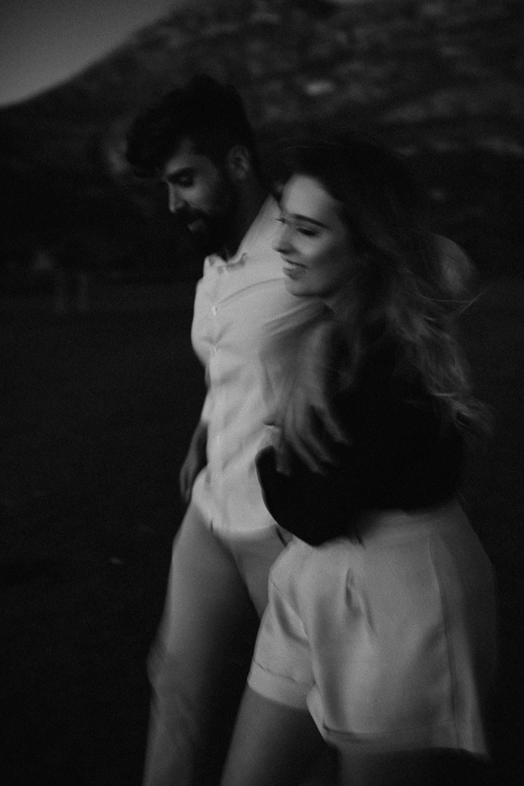 Ensaio pré-wedding em Lapinha da Serra MG com Sabrina e Vinícius, campo aberto, narrativa documental e registros leves de conexão e amor verdadeiro.