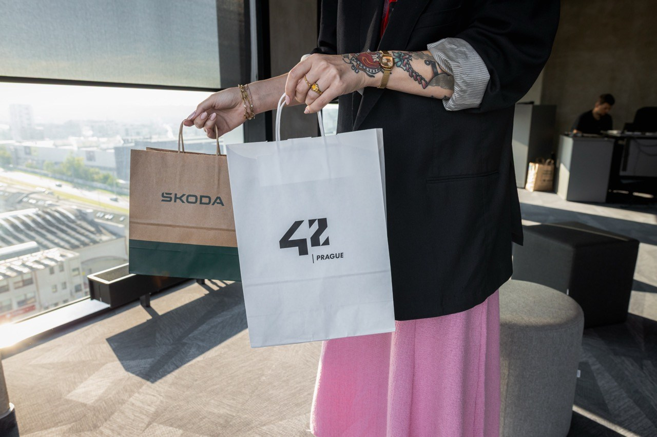 Firemní fotograf Praha. Dana Lišková — Empatická fotografka | Introspektivní umělkyně | Neurodivergentní koučka| Zakladatelka Artepy.cz