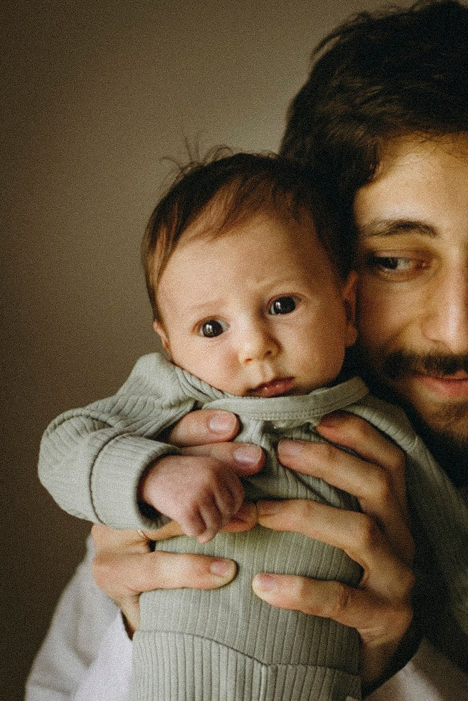 Polina Sobol — family & documentary photographer in Bern. Outdoor & urban photo sessions for families, kids and couples