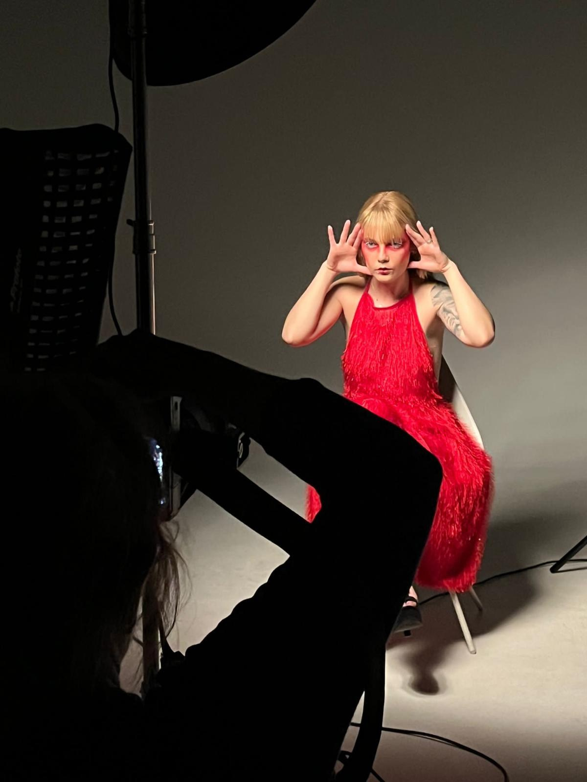 Shooting en estudio. Videos y fotografías en sesión de shooting. Fotógrafa de Periodismo y Documentación, Teatro, Cine, Shooting para Modelos, Bodas, Bautizos, Comuniones, Familia y Eventos