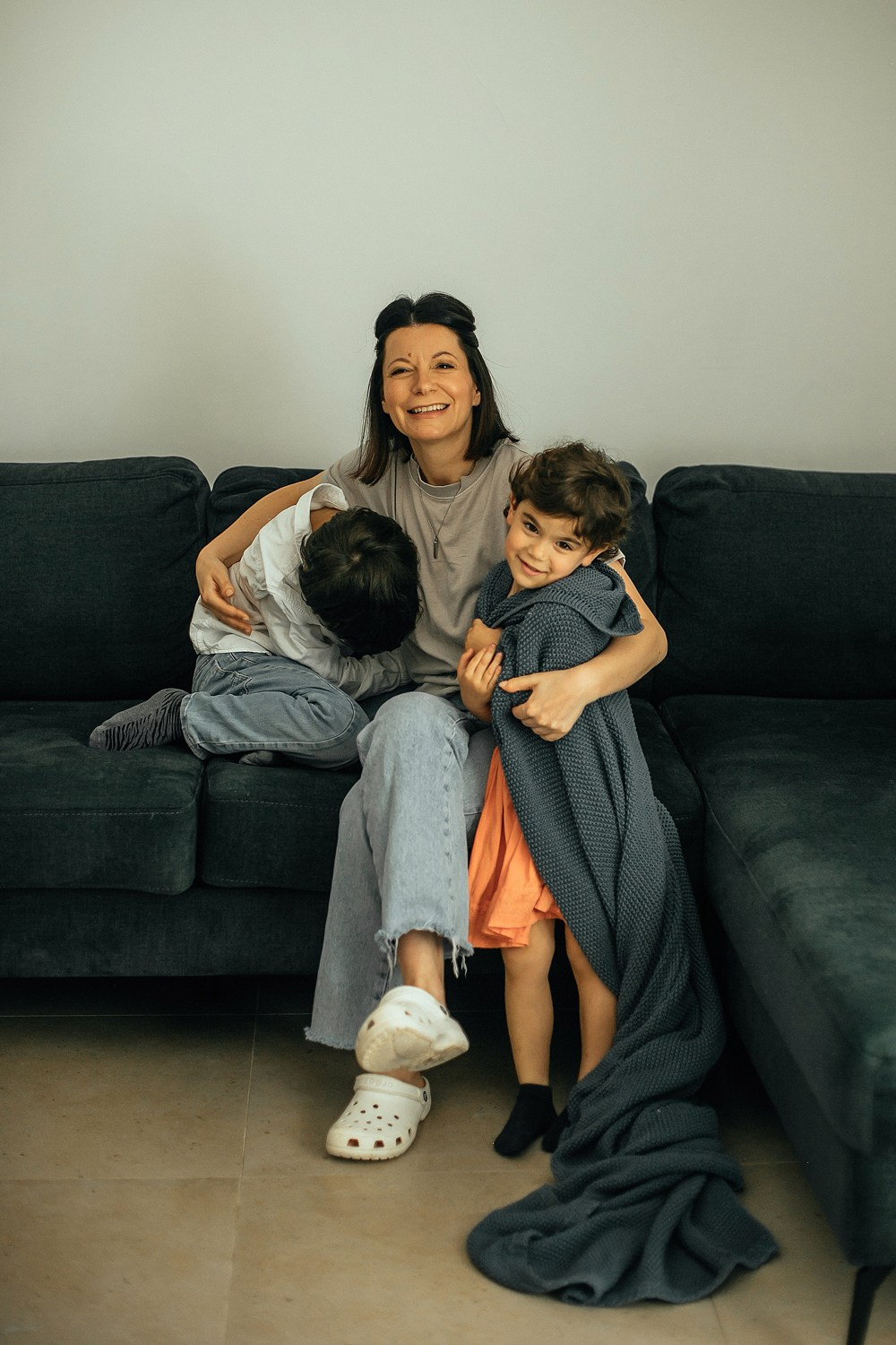 Mom&daughter at home. Family photographer in Israel