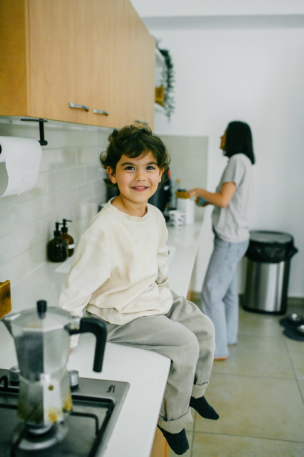 Mom&daughter at home. Family photographer in Israel