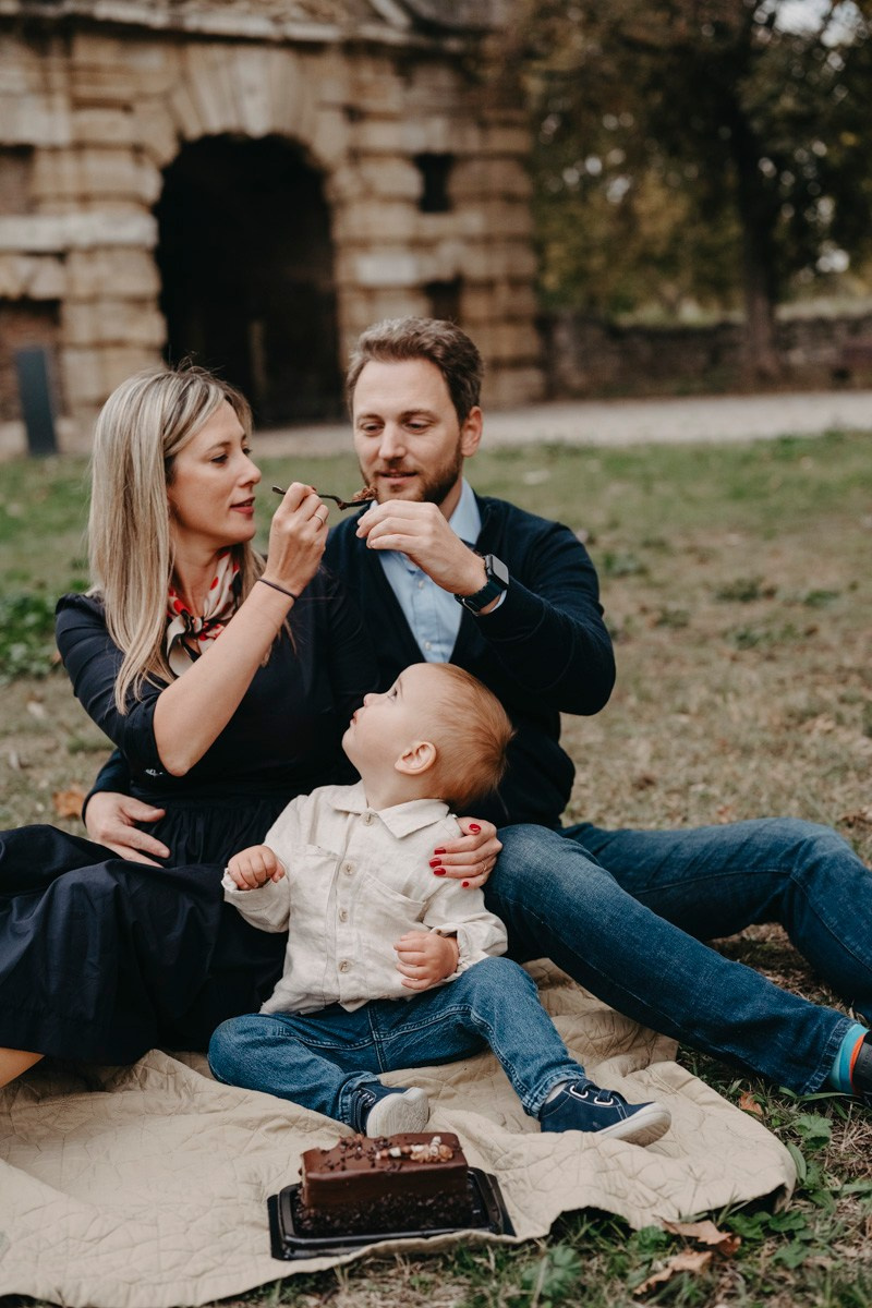 Nevena, Dusan i Vuk porodicno fotografisanje napolju. Deciji i porodicni fotograf u Beogradu Oksana Skendzic