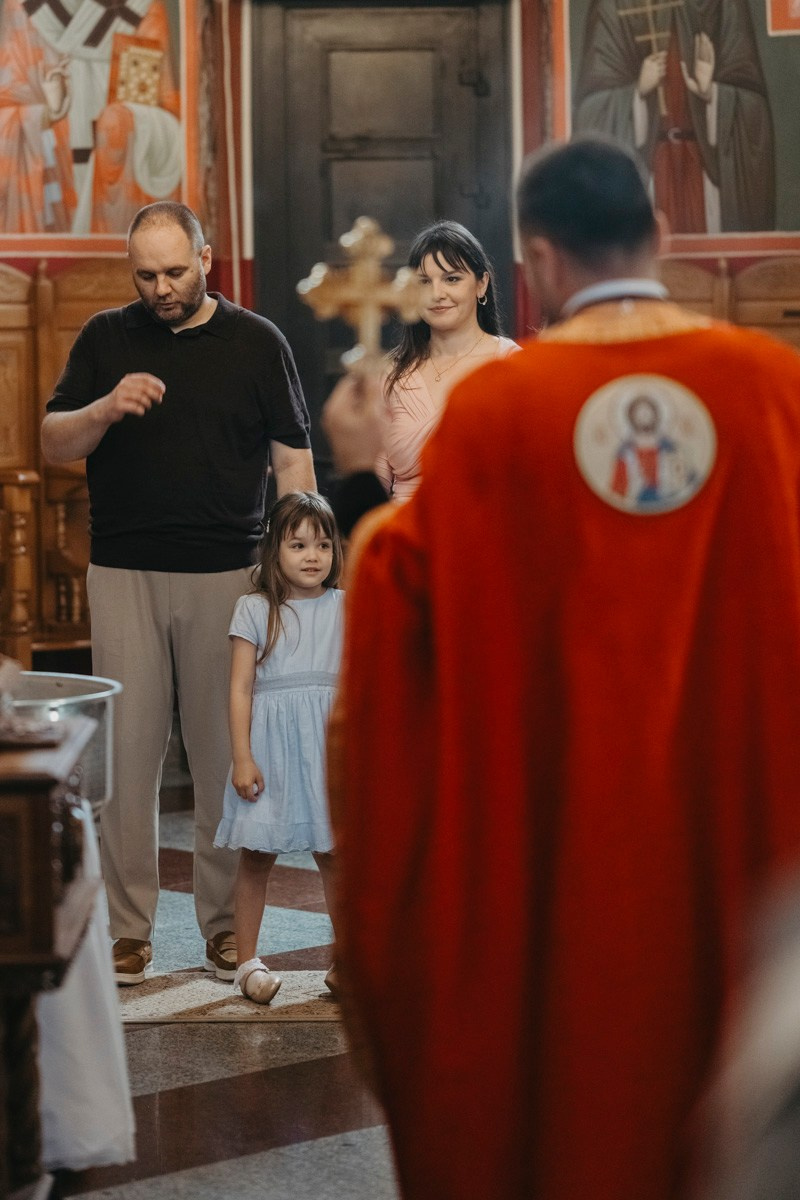 Verino krstenje / Crkva Rodjenja Presvete Bogorodice, Batajnica. Deciji i porodicni fotograf u Beogradu Oksana Skendzic