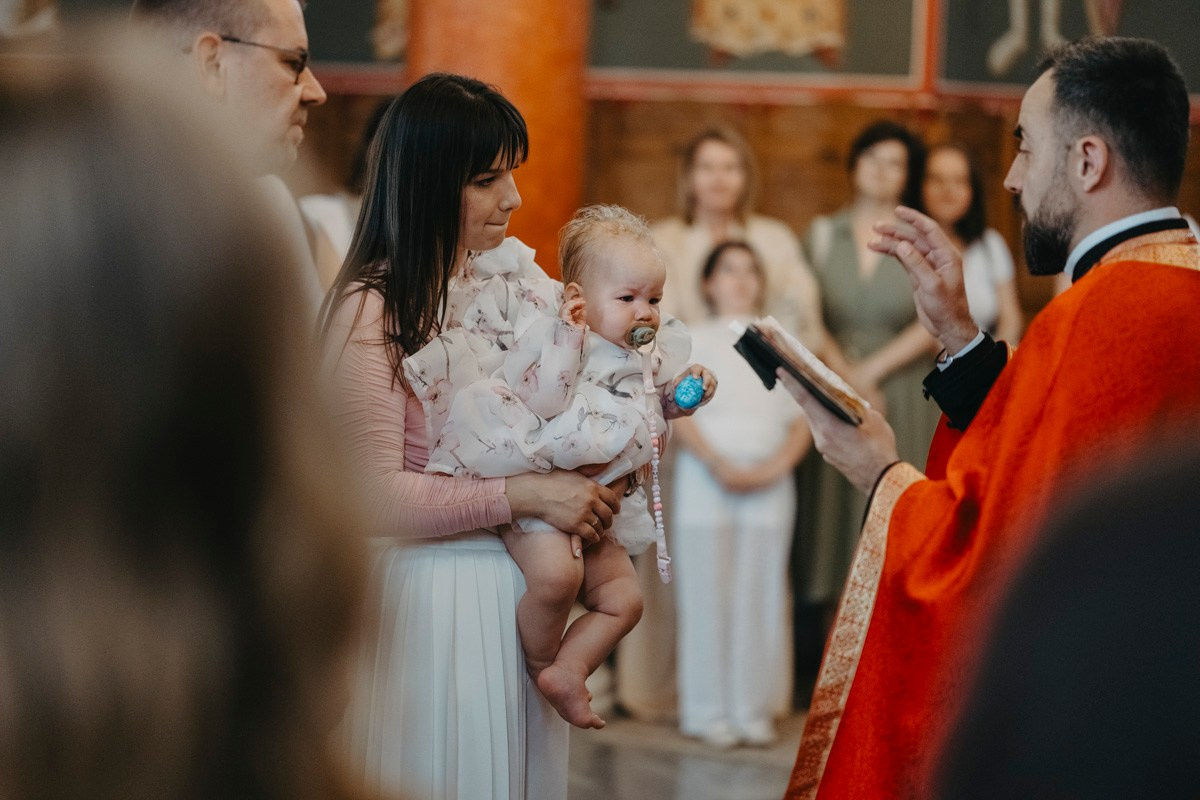 Verino krstenje / Crkva Rodjenja Presvete Bogorodice, Batajnica. Deciji i porodicni fotograf u Beogradu Oksana Skendzic