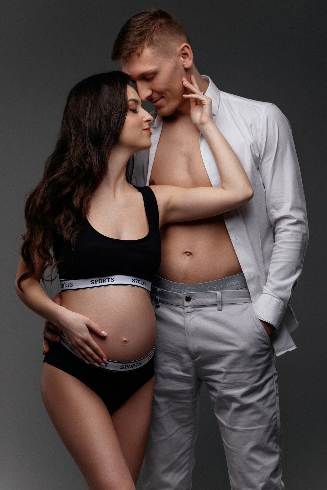 Paar umarmt sich im Studio