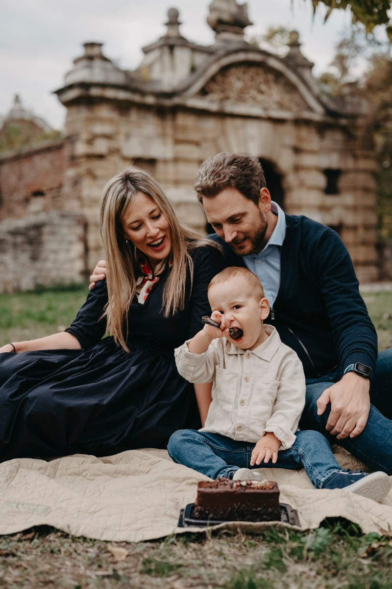 Nevena, Dusan i Vuk porodicno fotografisanje napolju. Deciji i porodicni fotograf u Beogradu Oksana Skendzic