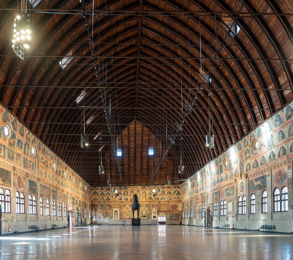 Anastasia e Ronald matrimonio presso il Caffé Pedrocchi Italia. Lorenzo Mazzega Wedding | Fotografo Matrimonio Milano | Reportage