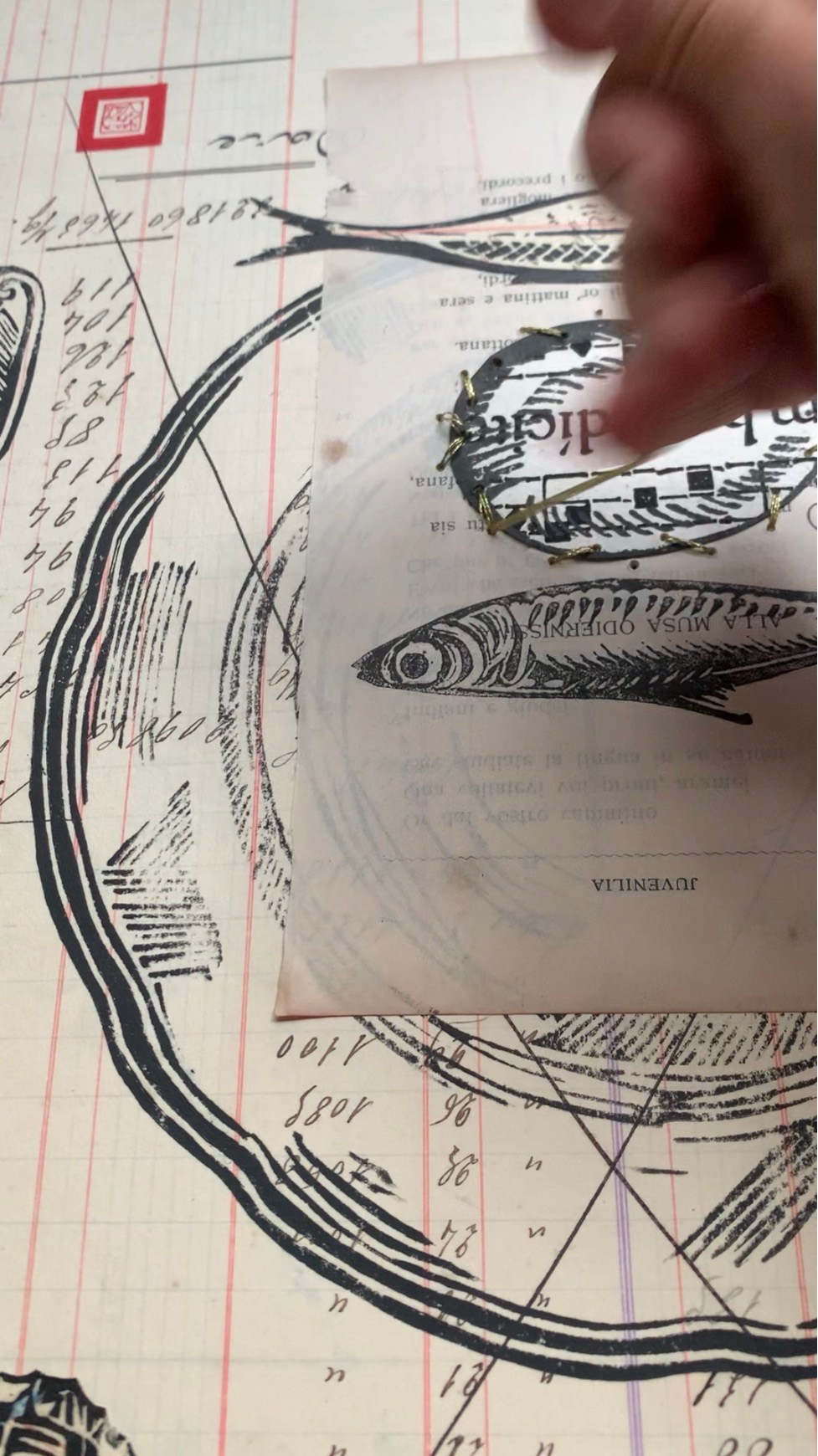 La serie Panem Quotidianum si sviluppa come operazione di riattivazione archivistica: un registro contabile del 1918–1930, proveniente da un’azienda vinicola piemontese, diventa matrice concettuale e supporto materiale. Il numero di pagina determina il titolo dell’opera, mentre l’intervento manuale in linoleografia introduce piatti e posate stampati uno a uno dall’artista. Il lavoro indaga il pasto condiviso come dispositivo simbolico e sociale, interrogando la relazione tra economia e sacralità, tra consumo e gratitudine, tra ricchezza spirituale e povertà. La tradizione gastronomica italiana si trasforma così in campo semantico e rituale.