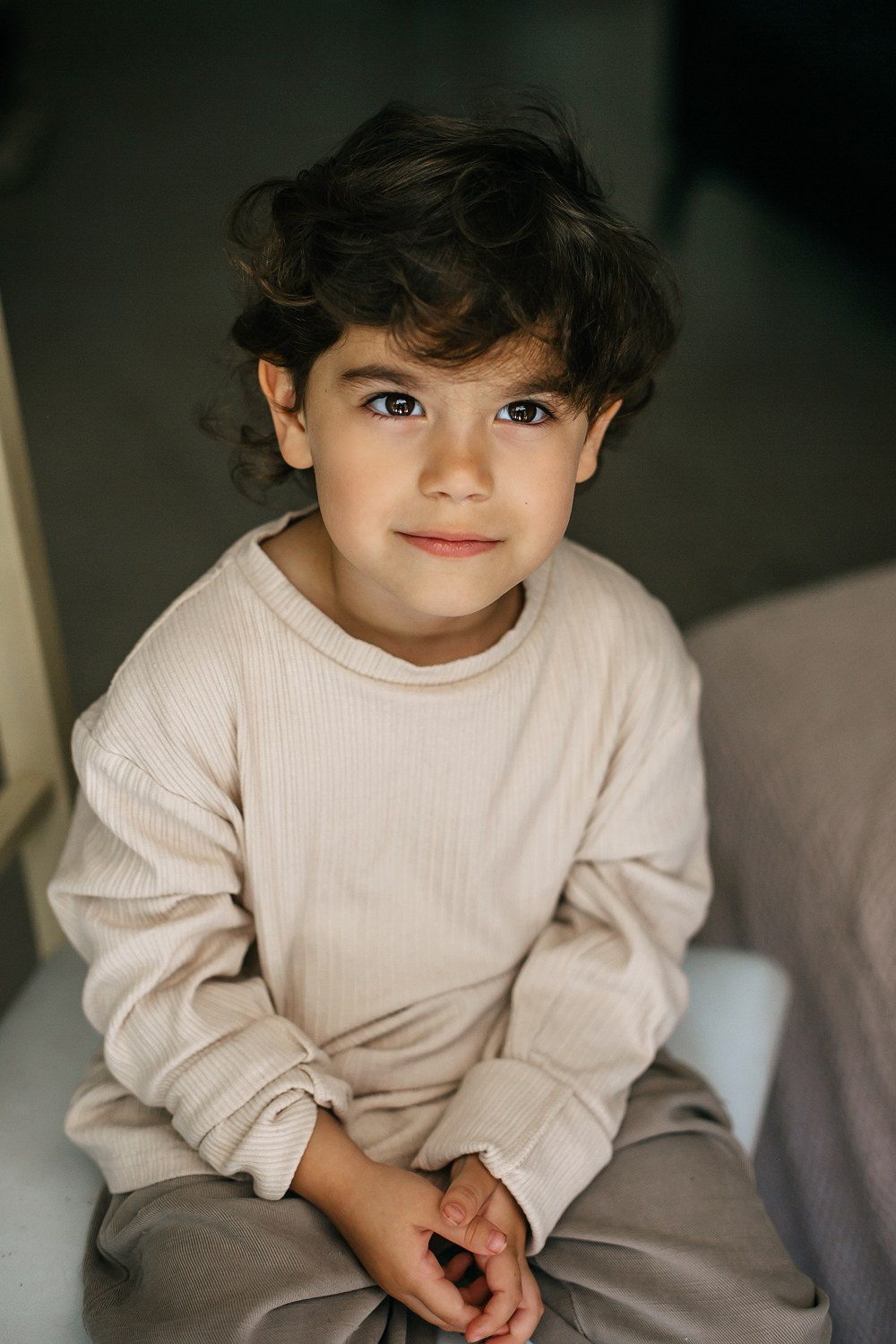 Mom&daughter at home. Family photographer in Israel