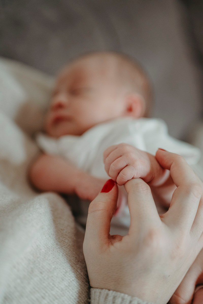 Maja Wilijam Lana i Hana — porodicno fotografisanje bebe kod kuce. Deciji i porodicni fotograf u Beogradu Oksana Skendzic