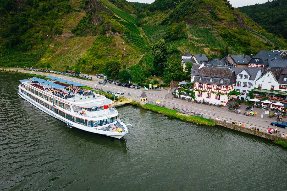 Wedding on a Boat on Mosel River in Beilstein. Wedding photographer & videographer in Germany and Frankfurt | Denis Mirosnik