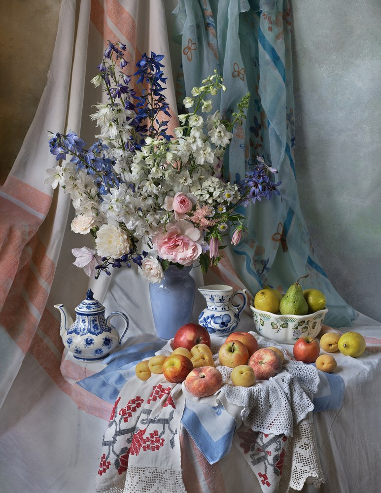 Натюрморт с дельфиниумами и фруктами