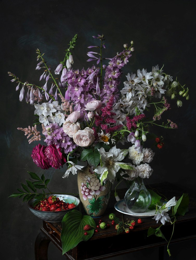 Натюрморт с цветами и ягодами клубники