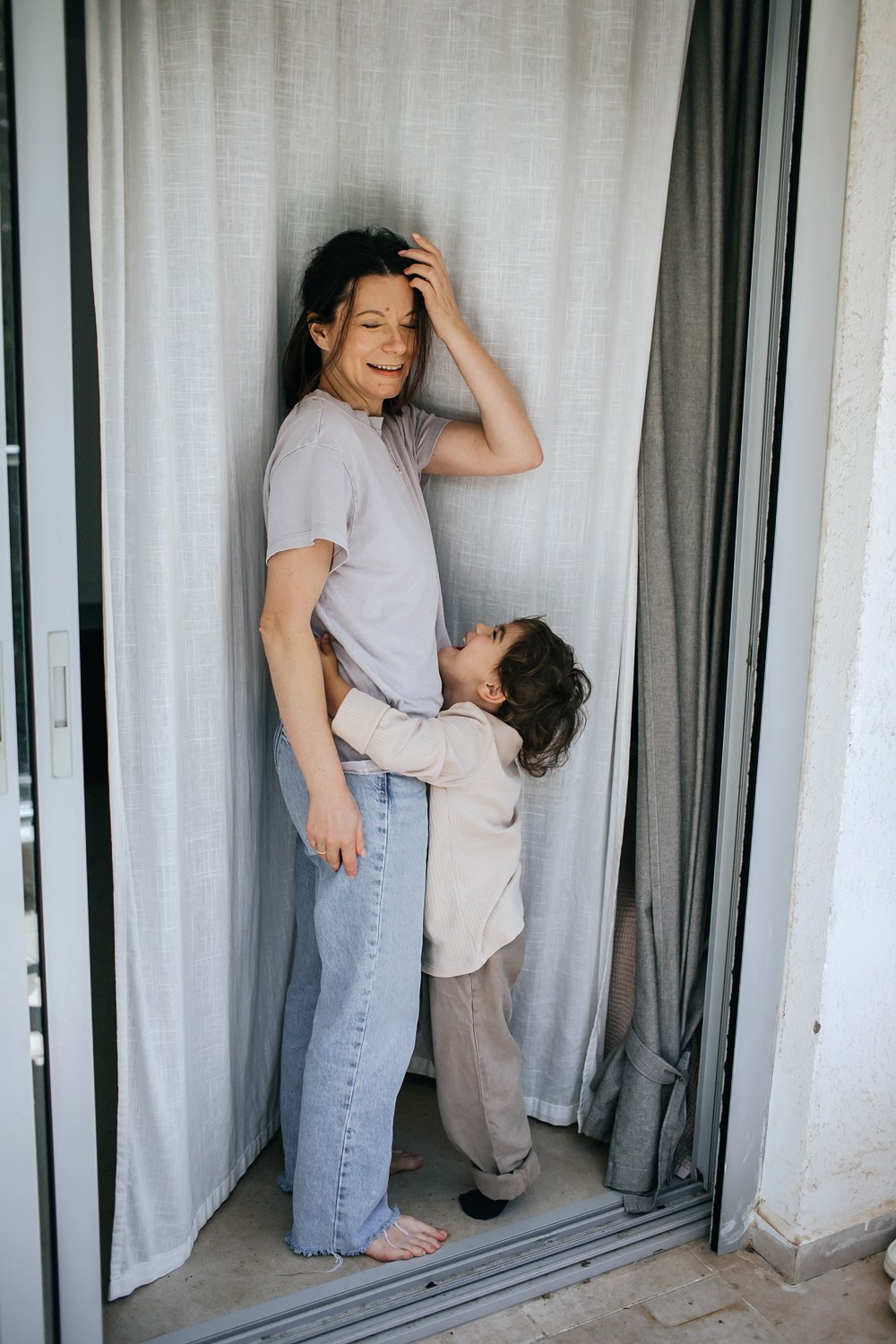 Mom&daughter at home. Family photographer in Israel