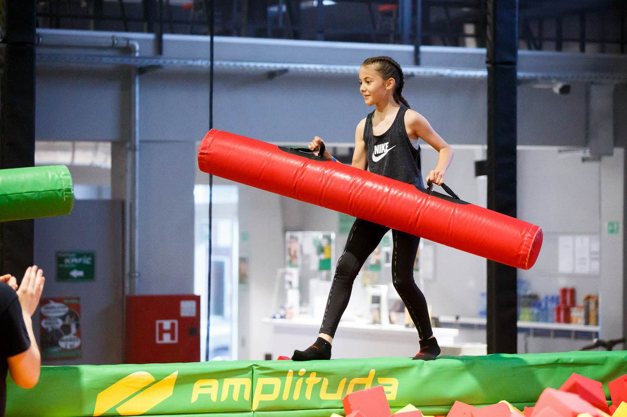 Takmičarske igre za decu u šarenoj igraonici.