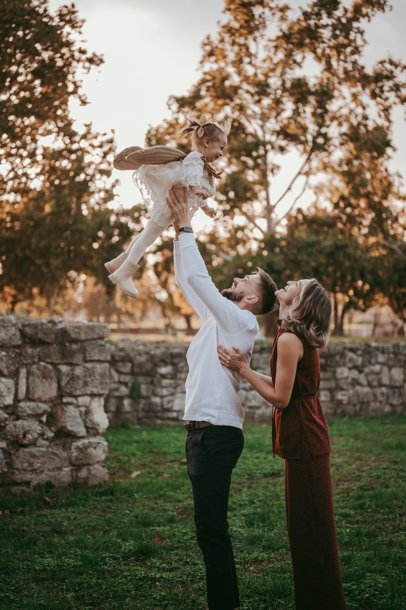 Anastasija, Aleksej i Agata / porodicno fotografisanje napolju. Deciji i porodicni fotograf u Beogradu Oksana Skendzic