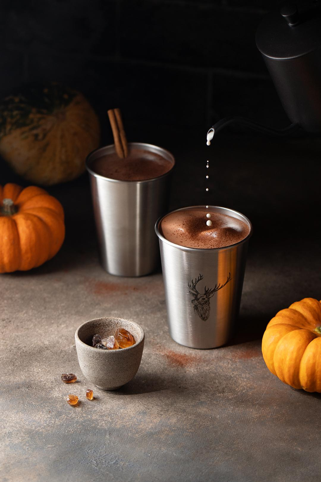 Kürbis Latte mit Schokolade und Kakaopulver als Content Foto für Social Media