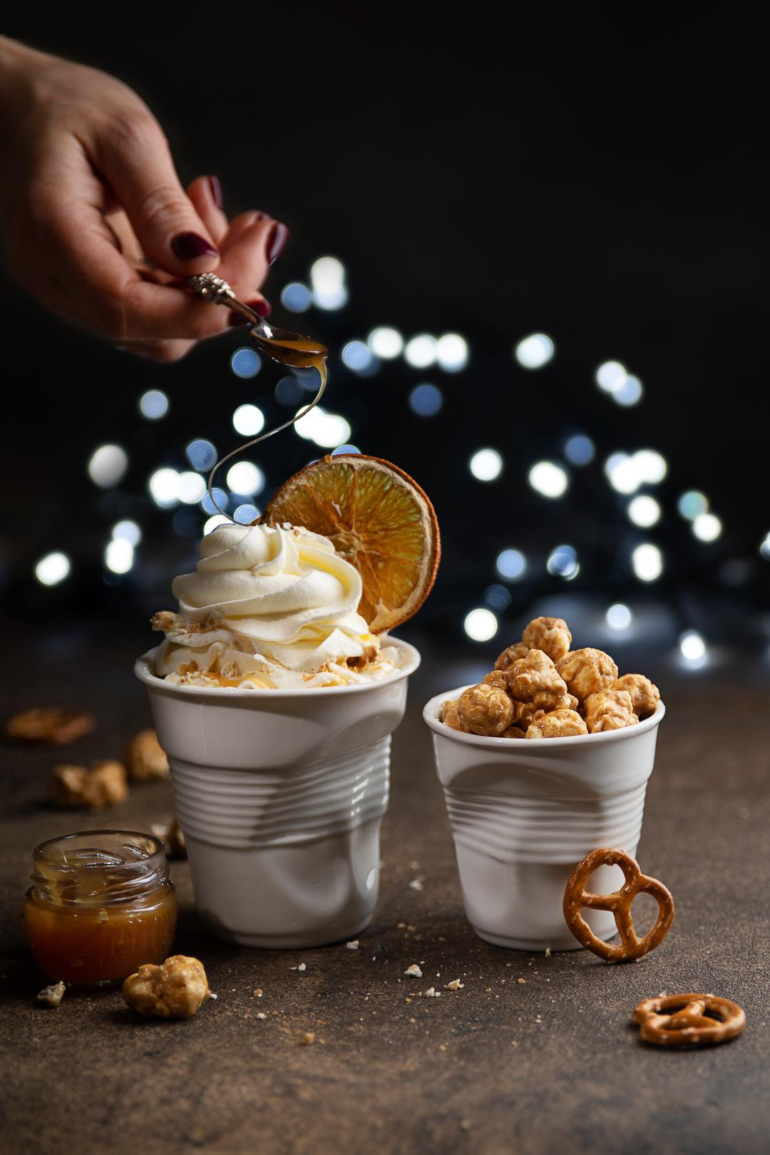 Getränk Schokolade mit Sahne Weihnachten Foto mit Girlande