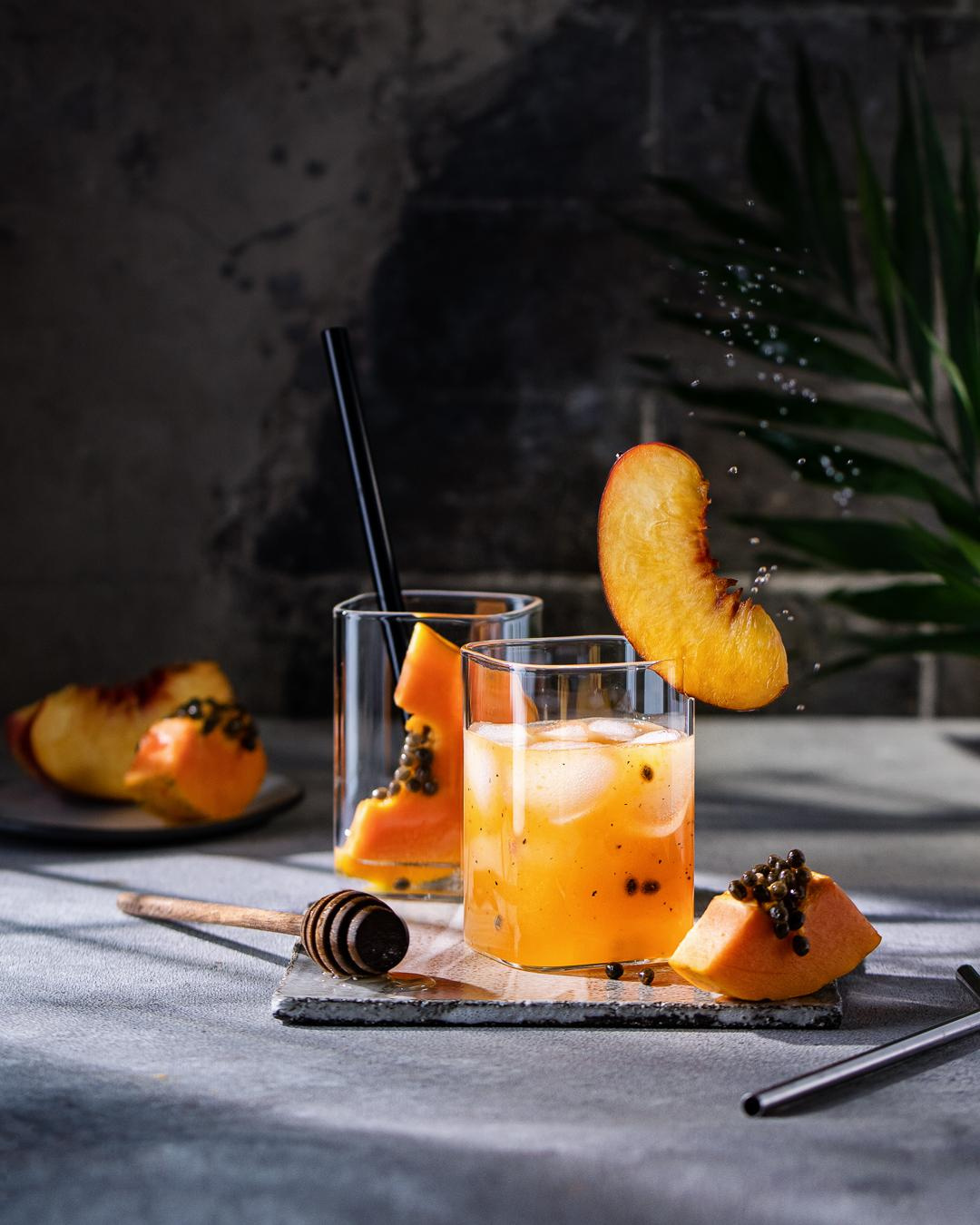 Sommerlicher kalter Getränk mit frischen Pfirsiche und Papaya