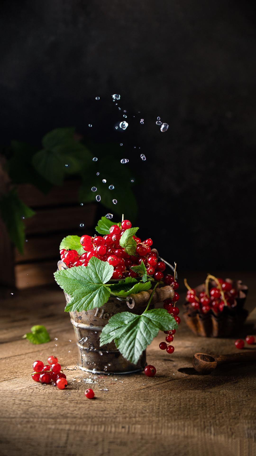 Dark Food Fotografie mit  Rote Johannisbeere und Wassertropfen auf dem Holz Hintergrund
