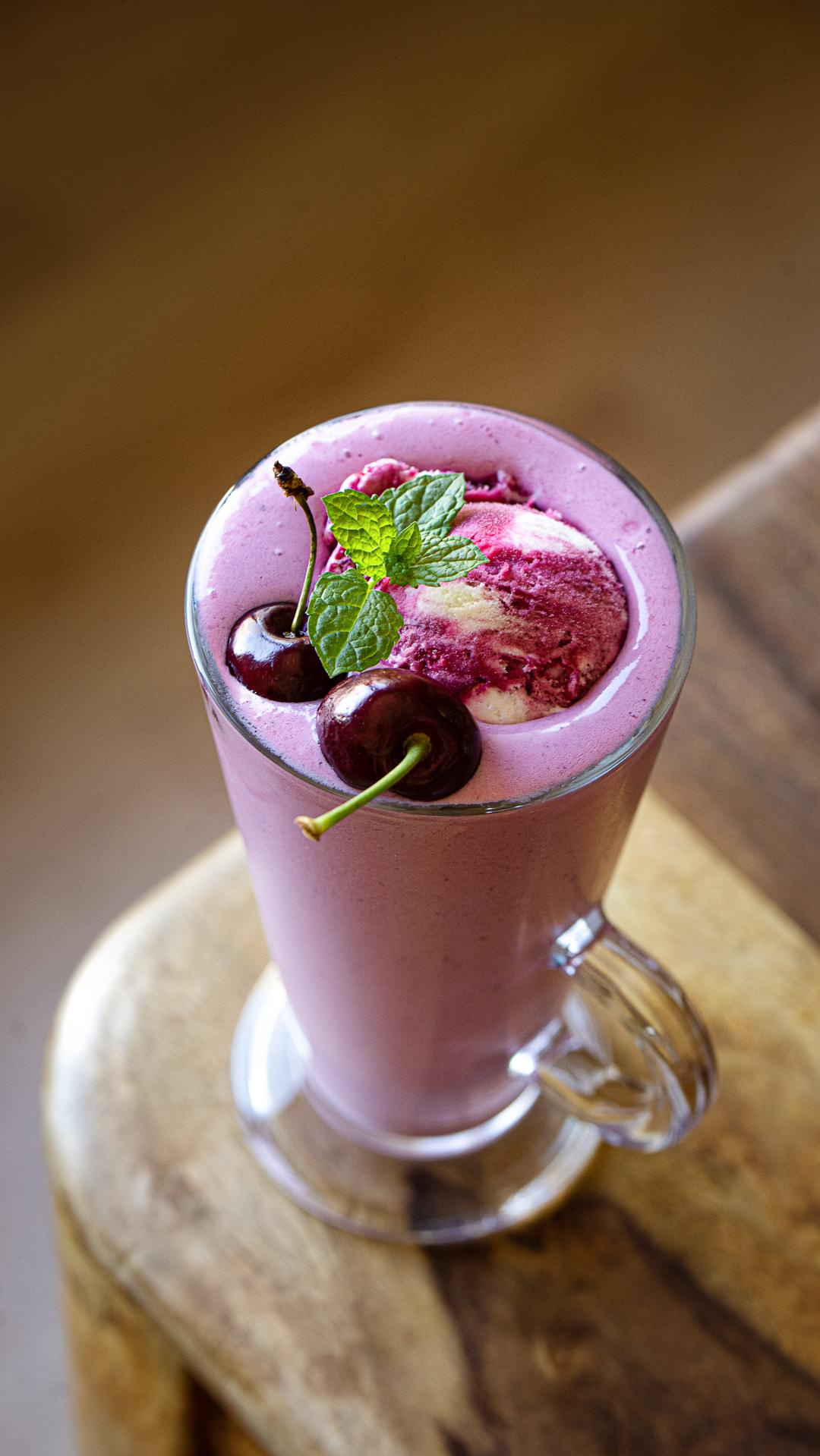 Food Foto für Social Media Smoothie mit Beeren auf dem Tisch