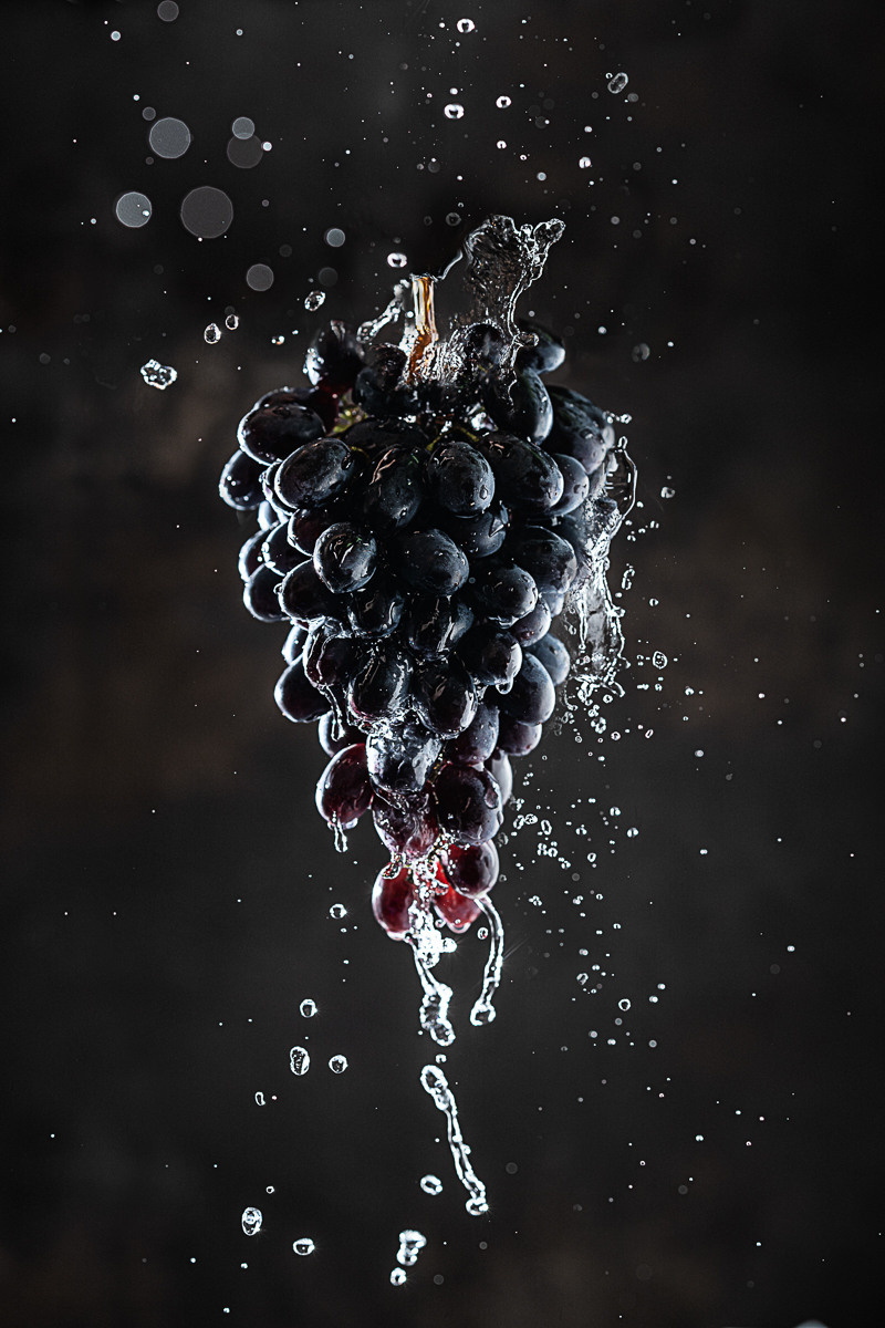 Levitation Schwarzen Trauben und Tropfen in Dark Stil 