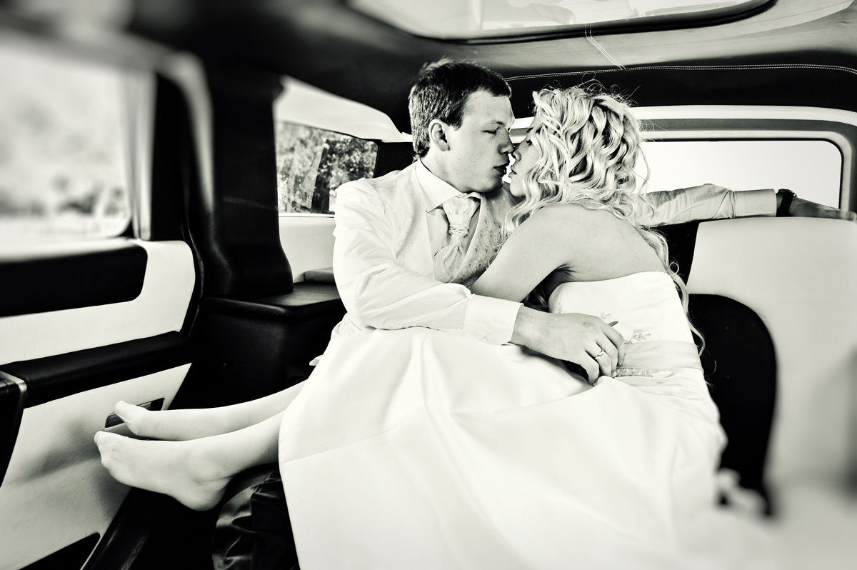  An intimate moment in the wedding limousine – captured by a wedding photographer in the Netherlands.