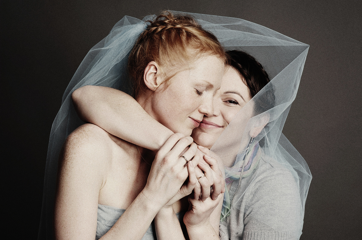 Wedding photographer in Amsterdamб portrait of a bride and her friends