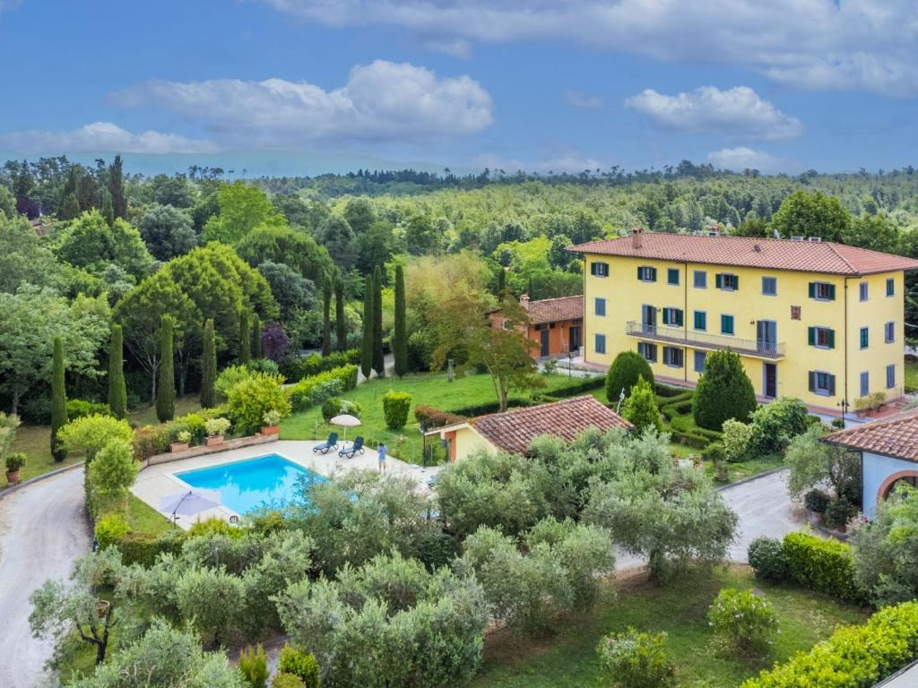 Dreamy Locations for an Italy Elopement: Insights from an Italy Destination Photographer. Destination Wedding Photographer Alex Pasarelu