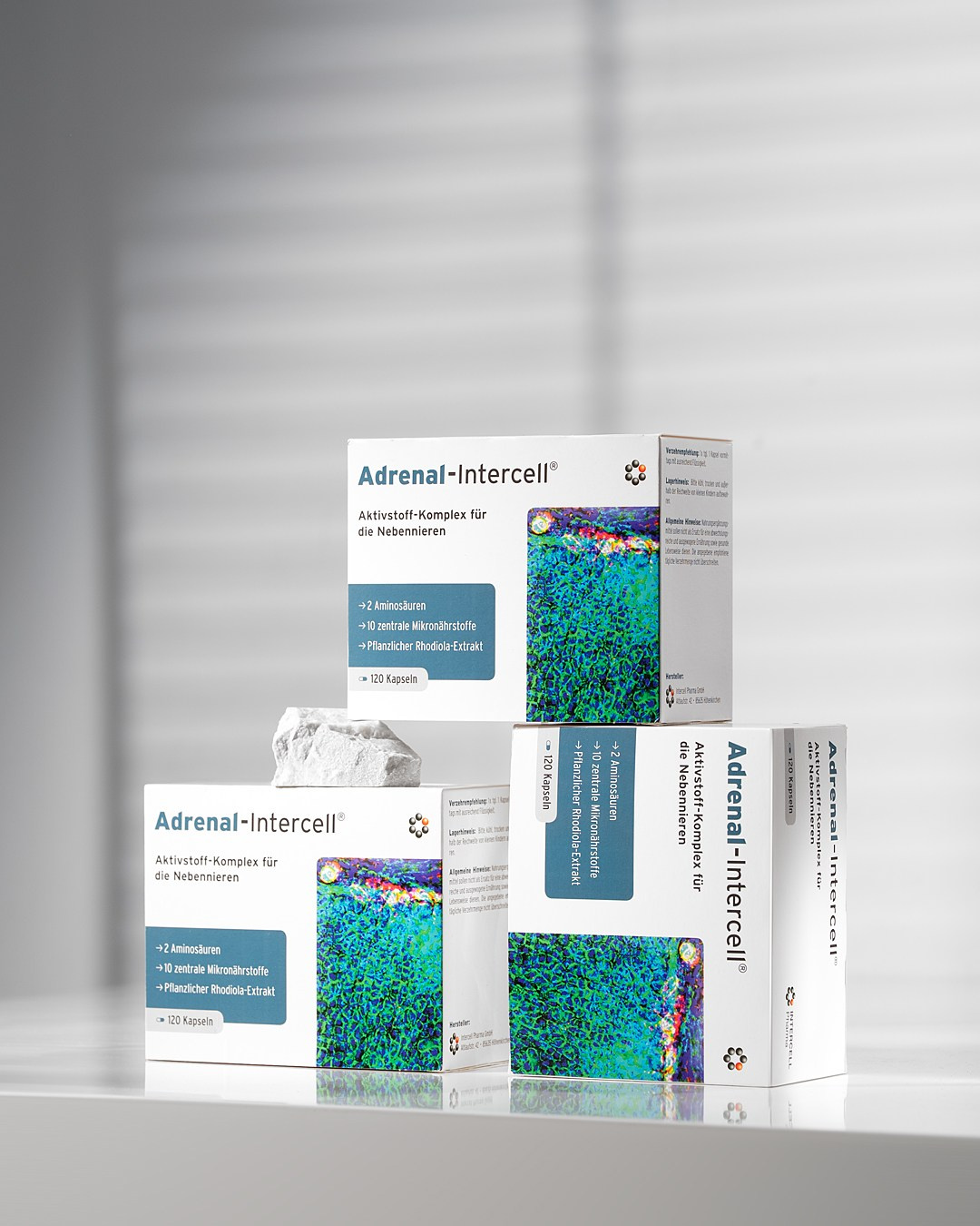 Fotografia reklamowa zestawu produktów medycznych i suplementów w aranżacji laboratoryjnej. Focusiv Studio – fotografia produktowa i reklamowa dla branży farmaceutycznej, Gorzów Wielkopolski, Poznań, Wrocław, Szczecin, Zielona Góra.